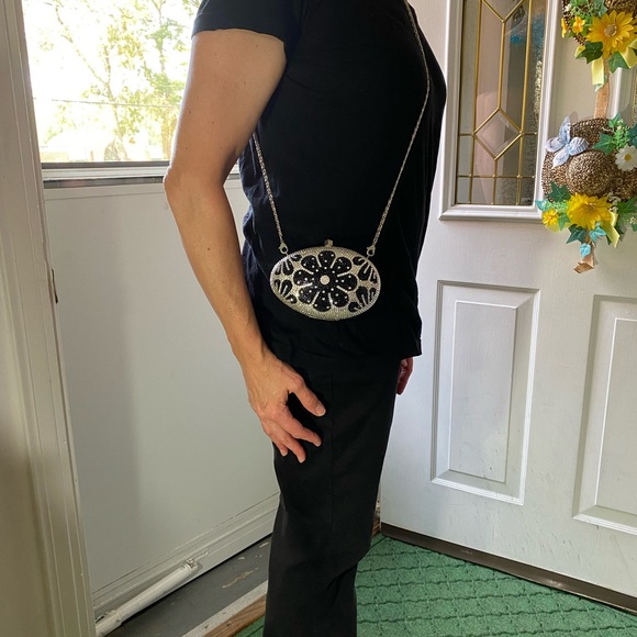 The perfect bay company metal purse with crystals and silver chain strap - Picture 10 of 12